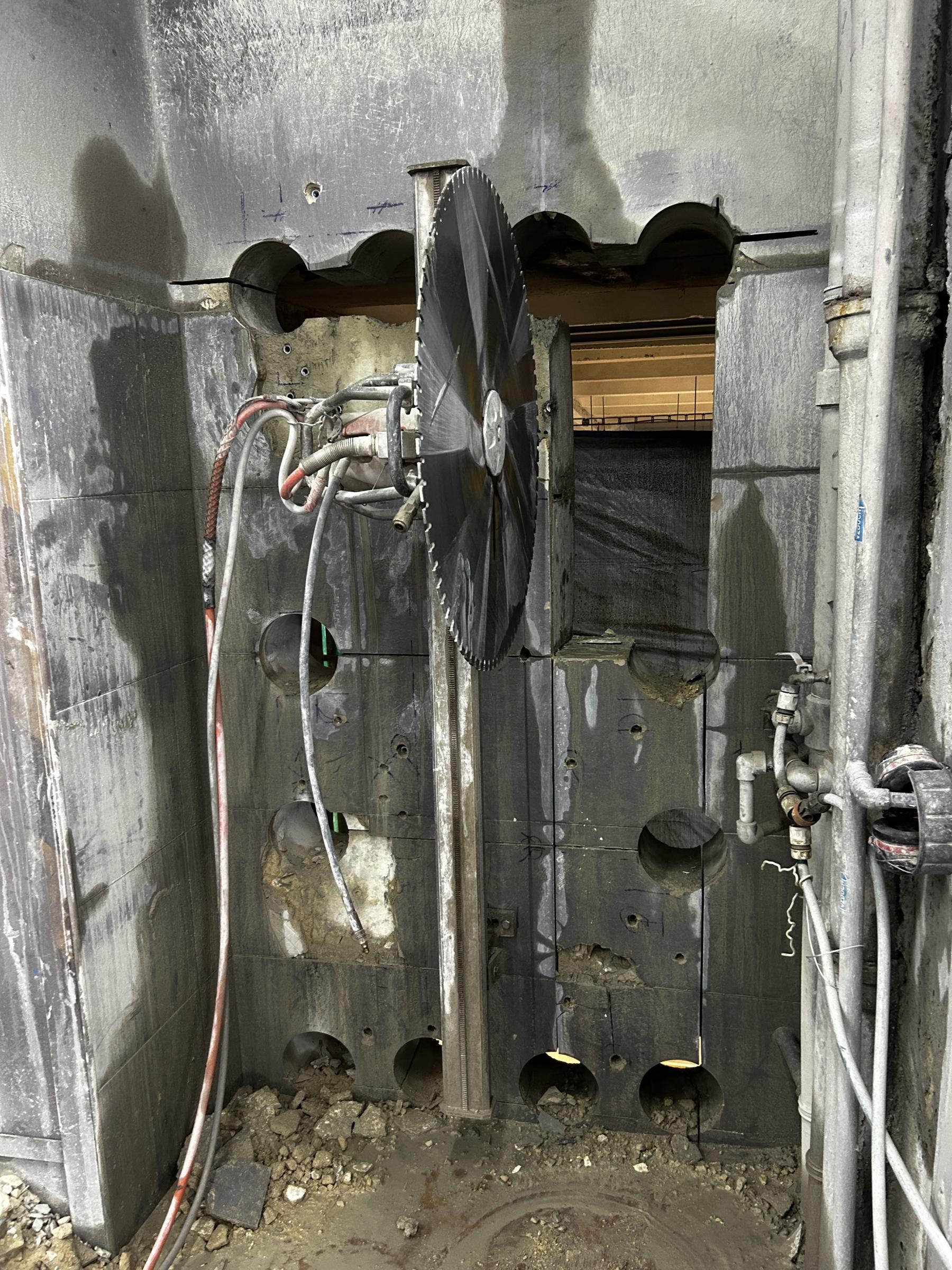 Rozřezání stěny na jednotlivé bloky, pro následný přesun výtahem.